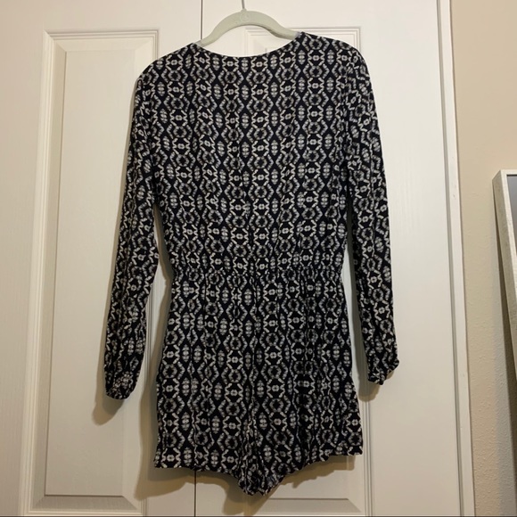 Black Patterned Long Sleeve Romper w/ Front Snap - Picture 5 of 7